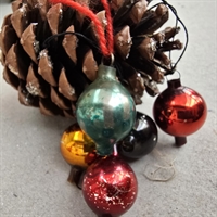 røde-grønne-guld-glas-julekugler-hul-på-tværs-mini-gammel-julepynt